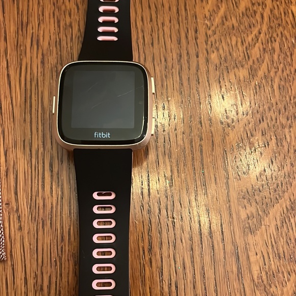 Veres Fitbit including charger and several watchbands. Updated software. - Picture 7 of 7